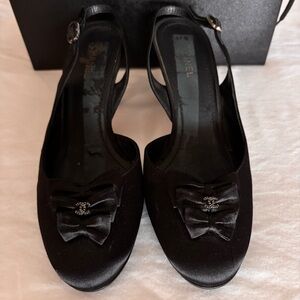 CHANEL Black Satin w Black Bows & Crystal CC Jewel Slingback Heels Sz 39 1/2 EUC